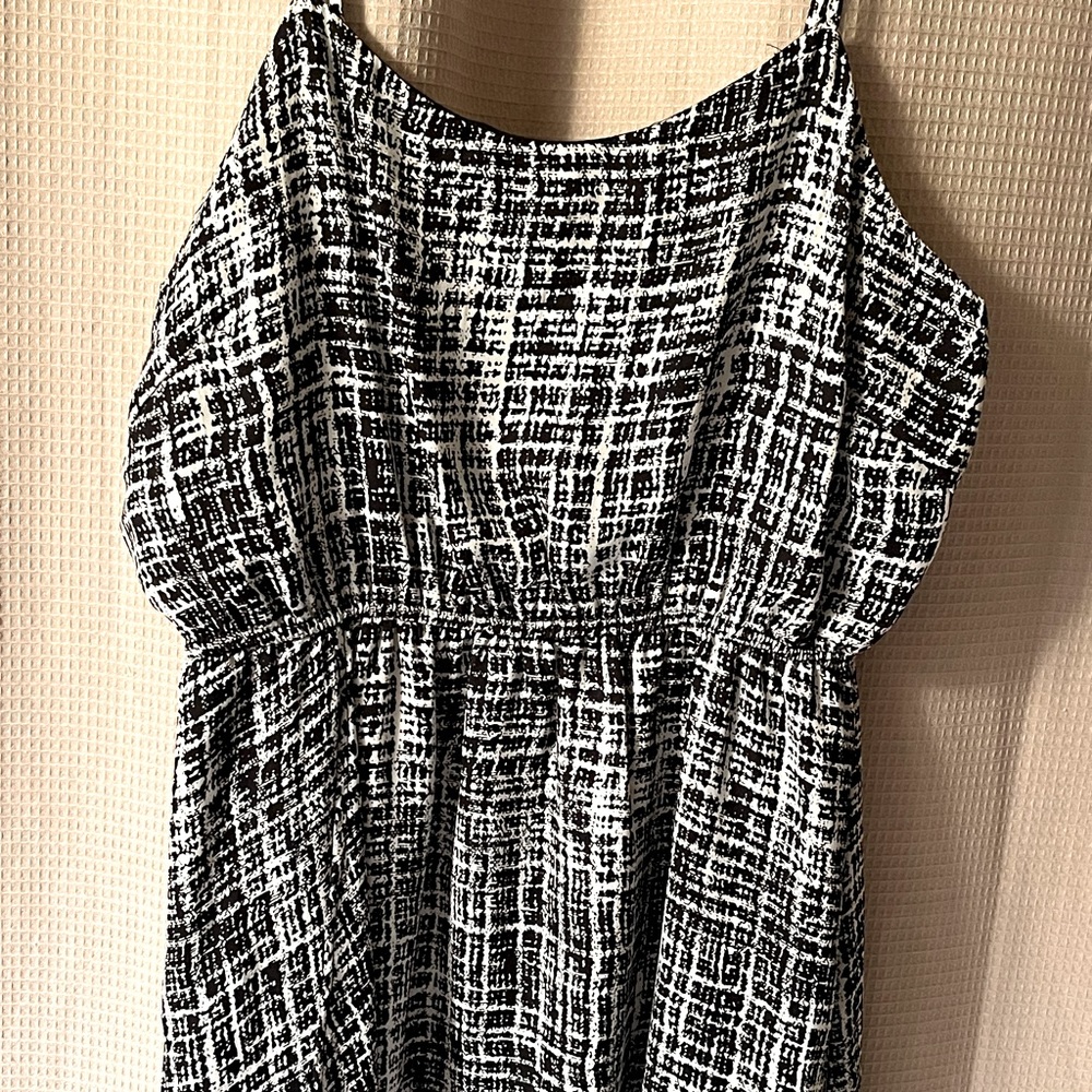 Black and white formal dress. Size: Medium GREAT CONDITION